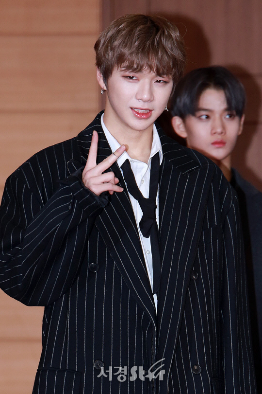 워너원 멤버 강다니엘이 10일 오후 경기도 고양시 일산서구 킨텍스에서 열린 2018 ‘제32회 골든디스크’ 음원 부문 시상식 레드카펫 행사에 참석해 포즈를 취하고 있다.