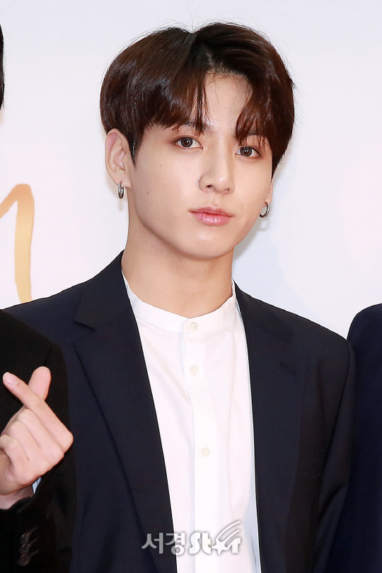 방탄소년단(BTS) 멤버 정국이 10일 오후 경기도 고양시 일산서구 킨텍스 제 1전시장에서 열린 2018 ‘제32회 골든디스크’ 음원 부문 시상식 레드카펫 행사에 참석해 포즈를 취하고 있다.