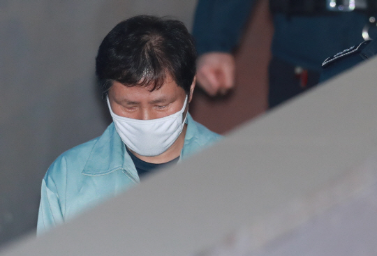 '박근혜 국정원 뇌물 공범' 안봉근·정호성…추가 기소