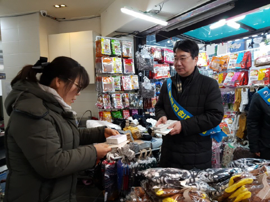 10일 부산고용노동청이 고용복지플러스센터, 근로복지공단 부산지역본부와 함께 서면 1번가에서 최저임금 준수 필요성을 설명하고, 영세사업주의 인건비 부담을 덜어주는 일자리 안정자금을 홍보하고 있다./사진제공=부산고용노동청