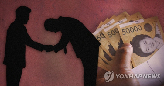 A씨는 지난해부터 최근까지 지자체와 업체 등을 상대로 “광고비를 주면 비판기사를 쓰지 않겠다”며 광고비를 챙겼다./연합뉴스