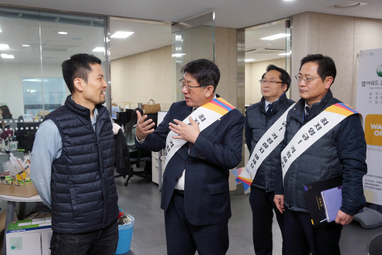 임채운 중진공 이사장(왼쪽 두번째)이 서울 종로구 소재 중소기업 엘가플러스를 방문해 윤화식 대표에게 일자리 안정자금에 대해 설명하고 있다./사진제공=중진공