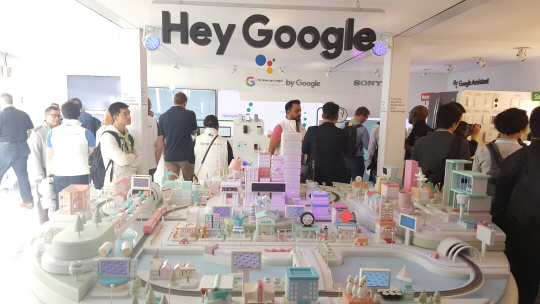 미국 라스베이거스 가전박람회(CES)에 올해 첫 등장한 구글의 독립 부스. 구글은 자사 인공지능(AI) 플랫폼 ‘구글 어시스턴트’를 모든 기기에 적용해 ‘헤이, 구글’ 한마디로 도시 전체와 소통하는 그림을 그리고 있다./신희철기자