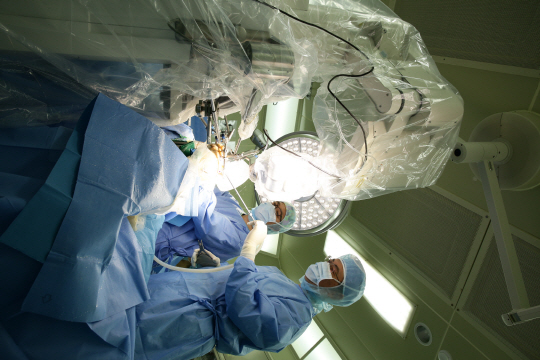 의료로봇 전문기업 큐렉소의 신제품 수술로봇 ‘티솔루션원(TSolution One)’으로 수술하고 있는 모습/사진제공=큐렉소