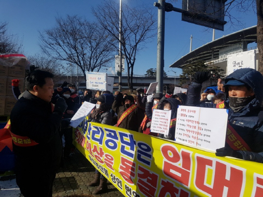 11일 서울 마포구 농수산물시장 앞 대로에서 상인 50여명이 집회를 열고 임대료 동결을 촉구하고 있다./신다은 기자