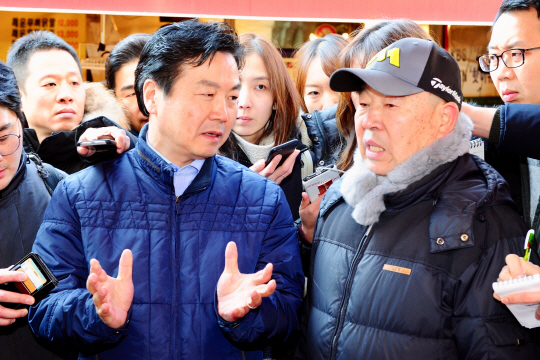 ‘일자리 안정자금 집중 홍보의 날’로 정한 11일 오전 홍종학(오른쪽) 중소벤처기업부 장관이 서울 창신 의류제조 소상공인특화센터를 방문해 이시웅 창신골목시장 상인회장으로부터 현장의 애로를 듣고 있다. /사진제공=중기부