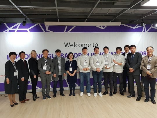 김도형(오른쪽에서 일곱번째) 뉴아인 대표와 공동 창업자들이 지난해 12월 서울 바이오허브에서 열린 ‘서울 이노베이션 퀵파이어 챌린지’에서 수상한 뒤 기념사진을 촬영하고 있다./사진제공=서울바이오허브
