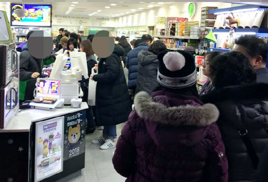 11일 제주공항 활주로가 한 때 폐쇄되는 등 항공편 운항에 차질을 빚으면서 공항 내 편의점으로 승객들이 몰려들고 있다./연합뉴스