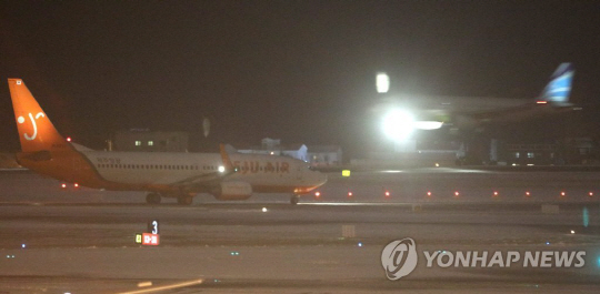 제주공항 폭설로 세번째 활주로 폐쇄…밤 11시51분 운영 재개