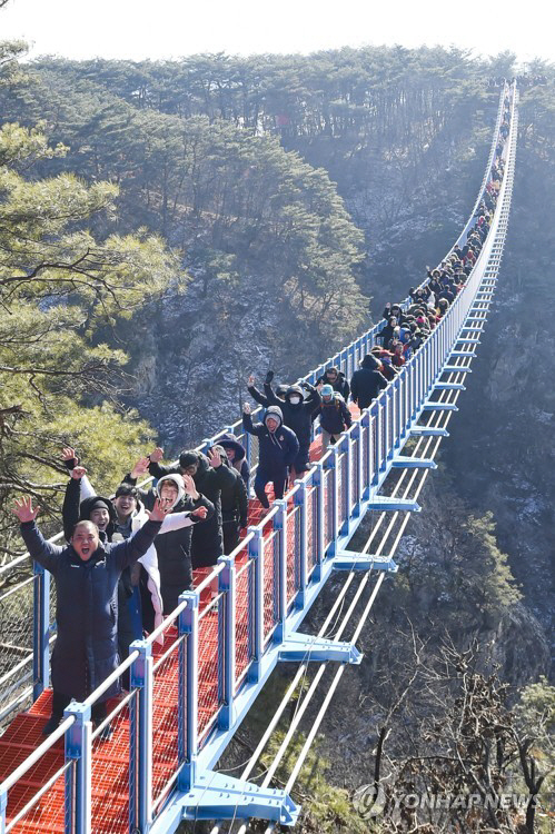 국내 최장 200m ‘소금산 출렁다리’ 개통…섬강 비경 한눈에