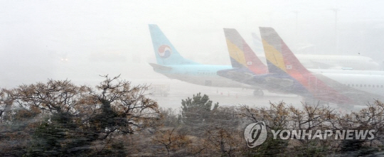 폭설이 내리는 제주국제공항/연합뉴스