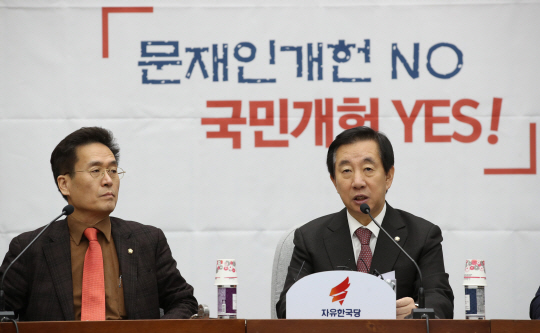 김성태(오른쪽) 자유한국당 원내대표가 12일 오전 국회에서 열린 원내대책회의에서 발언하고 있다./연합뉴스