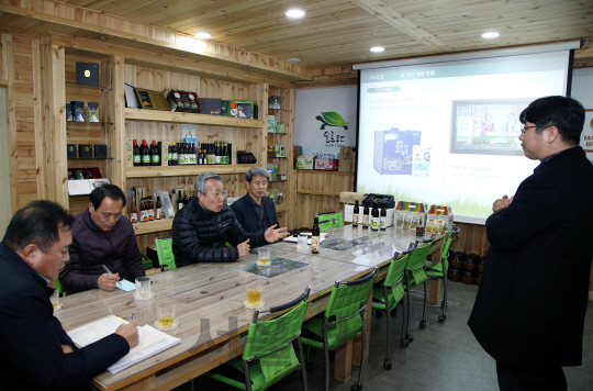 윤상기(정면 오른쪽 두번째) 하동군수가 6차 산업 우수 사업장을 찾아 애로사항을 청취하고 있다. /사진제공=하동군