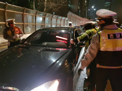 지난 8일 서울 동작구 노들길에서 동작경찰서 소속 교통경찰관들이 음주운전 단속에 불응하는 운전자를 제지하고 있다./사진제공=동작경찰서