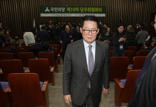 박지원 국민의당 전 대표가 12일 오전 국회에서 열린 당무위원회의에서 통합 반대파와 찬성파 위원간에 몸싸움이 벌어지자 회의장을 박차고 나서고 있다./연합뉴스