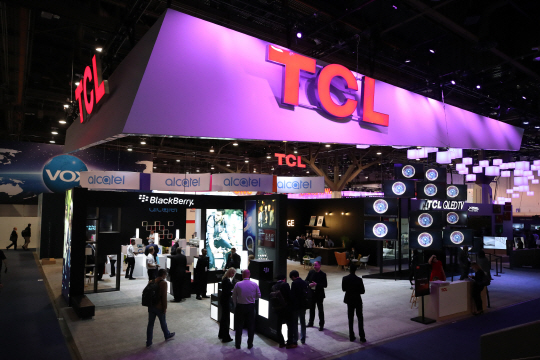 중국 가전업체 TCL이 미국 라스베이거스 컨벤션센터(LVCC)에서 열리고 있는 CES 2018에 마련한 전시 부스 모습. 참관객들은 빠른 속도로 세계 주요 업체들을 추격하고 있는 중국 업체의 기술력에 주목했다./연합뉴스