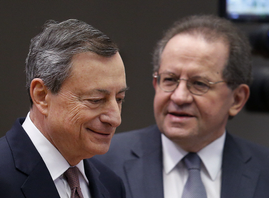 마리오 드라기(왼쪽) ECB 총재와 빅토르 콘스탄시오 부총재/AP연합뉴스