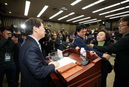 안철수 국민의당 대표가 12일 오후 국회에서 열린 당무위원회의에서 장정숙 의원의 항의를 받고 있다. /연합뉴스