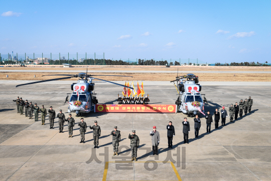 지난 10일 경북 포항 해병대 1사단 항공대에서 열린 해병대 상륙기동헬기(MUH-1) 마린온 인수식에서 참석자들이 기념촬영을 하고 있다.