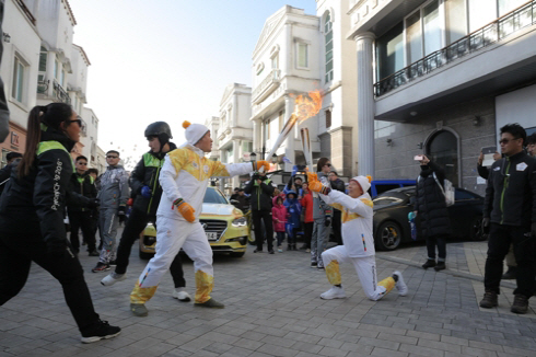 지난해 12월 17일 평창동계올림픽 성화가 충남 아산시에 도착해 전달되고 있다./사진=연합뉴스