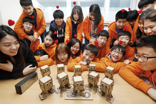 한화그룹이 한국과학기술원(KAIST)와 지난 11일부터 카이스트 대전 본원에서 진행한 과학캠프에서 참가 학생들이 직접 만든 오또봇(오픈소스 하드웨어 로봇)을 보고 있다./사진제공=한화