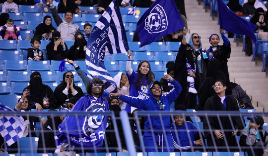 epa06436290 Saudi families cheer during Saudi league soccer match between Al Hilal and Al Ittihad at King Fahd Stadium in Riyadh, Saudi Arabia, 13 January 2018. Saudi Arabia for the first time allowed women to watch soccer games at sports stadiums. They will be segregated from the male-only crowd with designated seating in the so-called ‘family section’.  EPA/STR      <저작권자(c) 연합뉴스, 무단 전재-재배포 금지>
