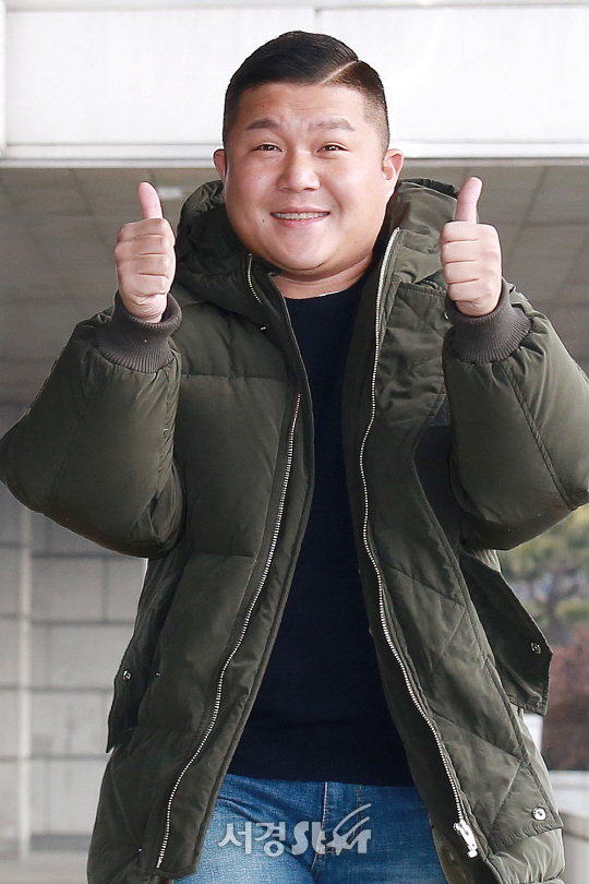 개그맨 조세호가 14일 오전 서울 영등포구 여의도동 KBS 별관에서 진행된 KBS ‘해피투게더’ 녹화에 참여하기 위해 출근했다.