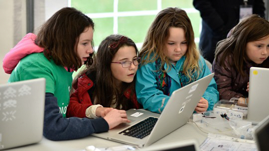 영국의 한 초등학교에서 학생들이 정보통신기술(ICT) 융합 수업의 일환으로 코딩 교육을 받고 있다.   /사진제공=코드위크UK