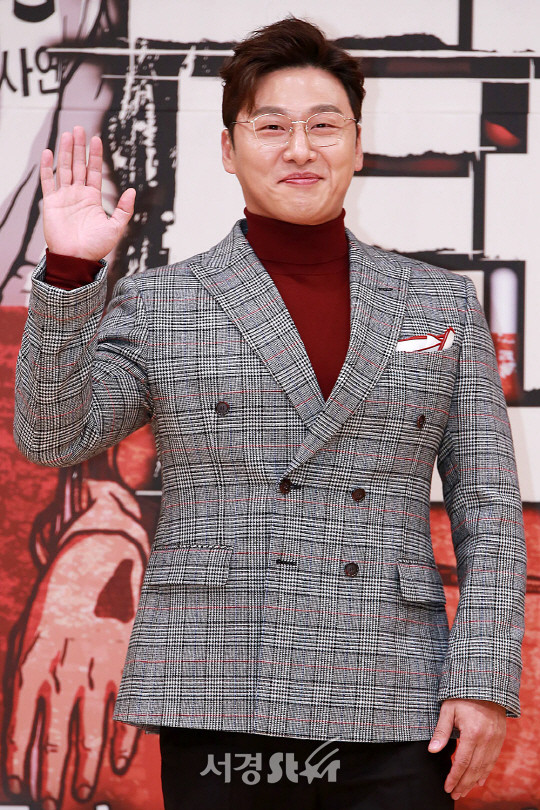 배우 오대환이 15일 오후 서울 양천구 목동 SBS 13층 홀에서 열린 SBS 새 수목드라마 ‘리턴’ 제작발표회에 참석해 포토타임을 갖고 있다.