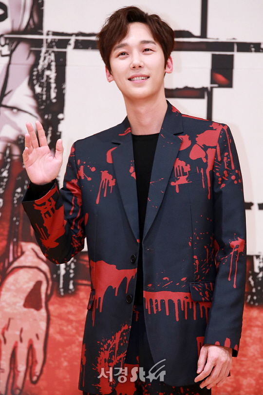 배우 윤종훈이 15일 오후 서울 양천구 목동 SBS 13층 홀에서 열린 SBS 새 수목드라마 ‘리턴’ 제작발표회에 참석해 포토타임을 갖고 있다.