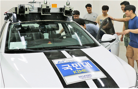 자율주행자동차를 테스트하고 있는 국민대 지능형차량설계연구실 연구원들