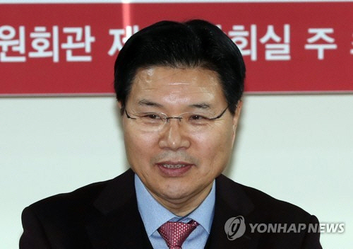 홍문종 자유한국당 의원은 15일 보도자료를 통해 불법 정치자금 수수 의혹을 부인했다. /연합뉴스