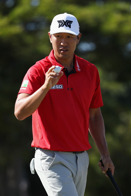 HONOLULU, HI - JANUARY 14: James Hahn of the United States reacts after a birdie putt on the 15th green during the final round of the Sony Open In Hawaii at Waialae Country Club on January 14, 2018 in Honolulu, Hawaii.   Gregory Shamus/Getty Images/AFP  == FOR NEWSPAPERS, INTERNET, TELCOS & TELEVISION USE ONLY ==      <저작권자(c) 연합뉴스, 무단 전재-재배포 금지>