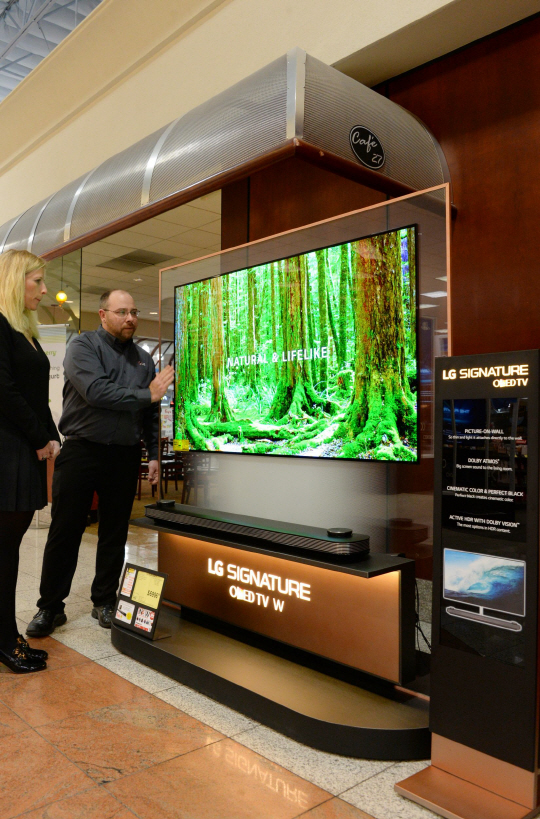 미국 프라이스 네바다 지점에서 한 직원이 LG전자의 ‘시그니처 OLED TV’를 소개하고 있다. LG 가전은 프라이스 매장 내 핵심 자리에 위치하는 등 확실한 대접을 받고 있었다./사진제공=LG전자