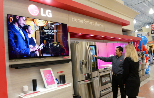 11일(현지시간) 미국 프라이스 네바다 지점에서 한 직원이 LG 스마트홈의 개념과 작동 방법 등을 소개하고 있다. 프라이스 네바다 지점은 가전 업체 중 유일하게 LG만을 위한 스마트홈존 및 ‘LG 시그니처 OLED TV’ 부스를 마련해놓고 있다./사진제공=LG전자