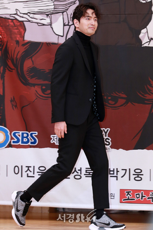 배우 이진욱이 15일 오후 서울 양천구 목동 SBS 13층 홀에서 열린 SBS 새 수목드라마 ‘리턴’ 제작발표회에 참석해 포토타임을 갖고 있다.