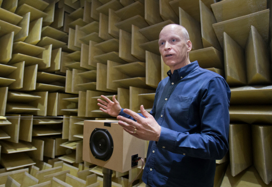 앨런 드밴티어 삼성전자 오디오랩 상무가 12일(현지시간) 외부 소음을 완벽히 차단할 수 있는 무반향실에 대해 설명하고 있다./사진제공=삼성전자