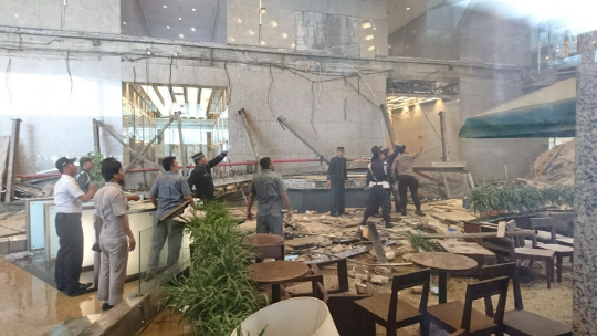 15일(현지시간) 인도네시아 경찰과 증권거래소 관계자들이 붕괴된 메자닌층을 살펴보고 있다. /로이터연합뉴스
