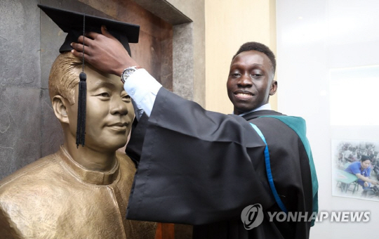 남수단 톤즈 유학생 의대 졸업…“이태석 신부의 길 따를 것”