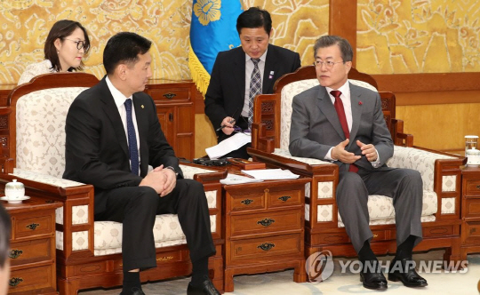문 대통령, 몽골 총리 접견…“전략적 동반자 관계로 격상 노력”