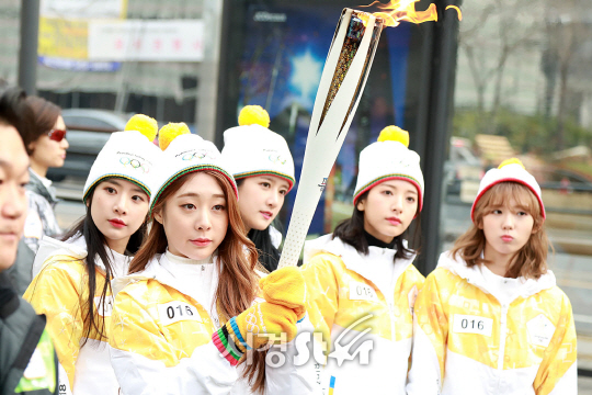 우주소녀 멤버 연정이 15일 오후 서울 동작구 사당역 근처에서 2018 평창 동계올림픽 성화봉송 주자로 나서고 있다.