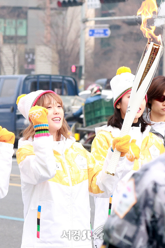 우주소녀 멤버 루다가 15일 오후 서울 동작구 사당역 근처에서 2018 평창 동계올림픽 성화봉송 주자로 나서고 있다.