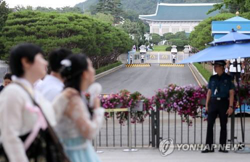 관광객들이 청와대 앞길을 지나고 있다./연합뉴스