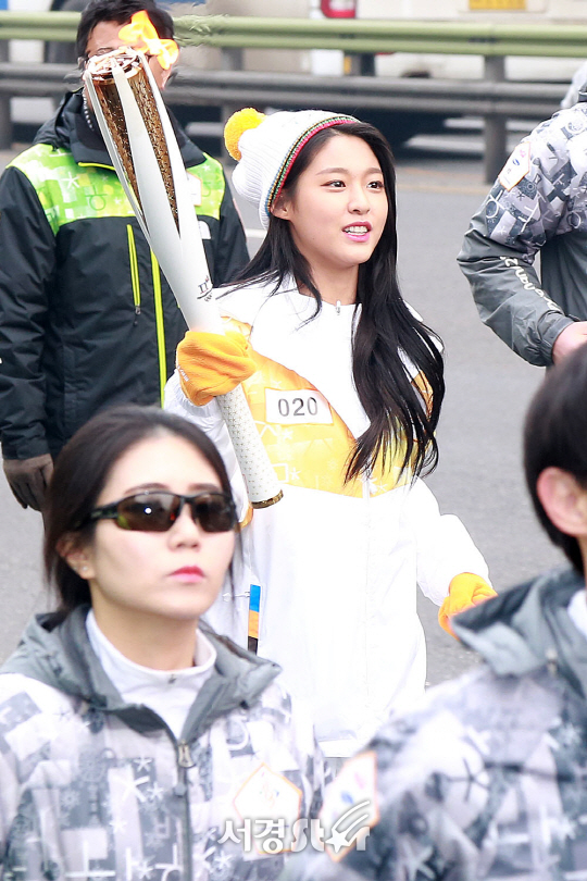 AOA 설현이 15일 오후 서울 동작구 사당역 근처에서 2018 평창 동계올림픽 성화봉송 주자로 나섰다.