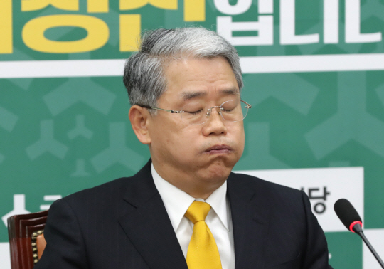 김동철 국민의당 원내대표가 16일 오전 국회에서 열린 원내대책회의에서 발언을 마친 뒤 잠시 생각에 잠겨 있다./연합뉴스