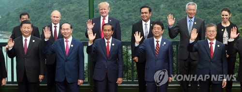 지난해 11월 베트남 다낭에서 열린 APEC 정상회의에서 기념촬영을 하고 있는 문재인 대통령과 각국 정상들. /연합뉴스