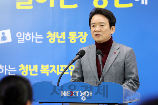 남경필 경기도지사가 16일 서울시 미세먼지 비상저감 대책에 대한 입장을 밝히고 있다. /사진제공=경기도청