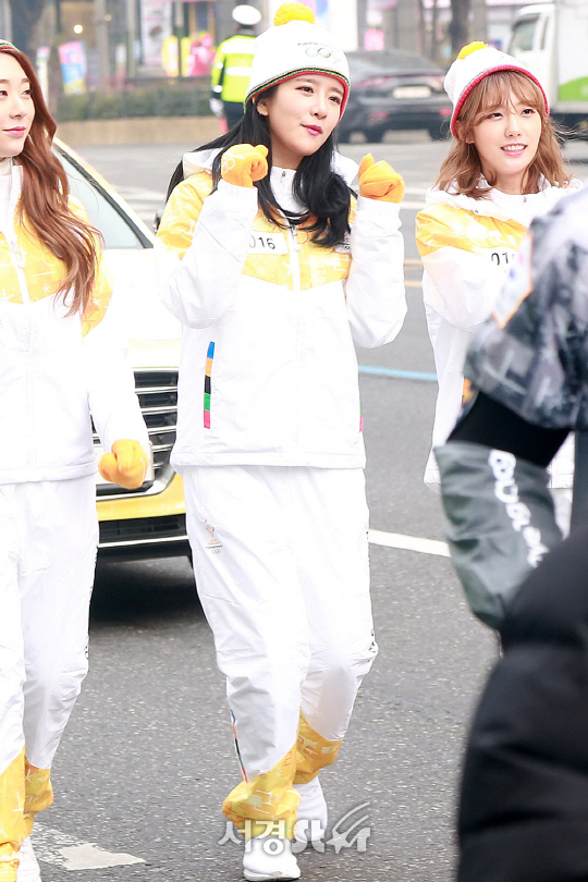우주소녀 멤버 엑시가 15일 오후 서울 동작구 사당역 근처에서 2018 평창 동계올림픽 성화봉송 주자로 나서고 있다.