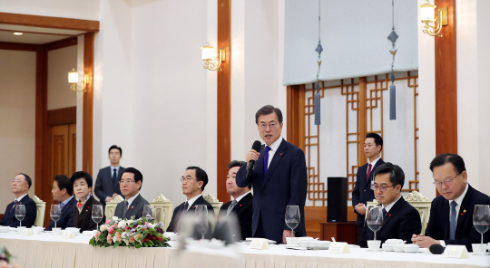 문재인 대통령이 지난달 26일 청와대 본관 충무실에서 이낙연 국무총리를 비롯한 국무위원들과 만찬을 함께하고 있다. /사진제공=청와대