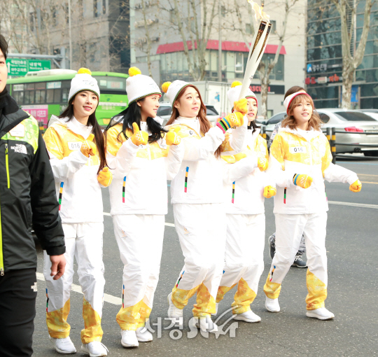 우주소녀 멤버 설아, 엑시, 연정, 보나, 루다가 15일 오후 서울 동작구 사당역 근처에서 2018 평창 동계올림픽 성화봉송 주자로 나서고 있다.